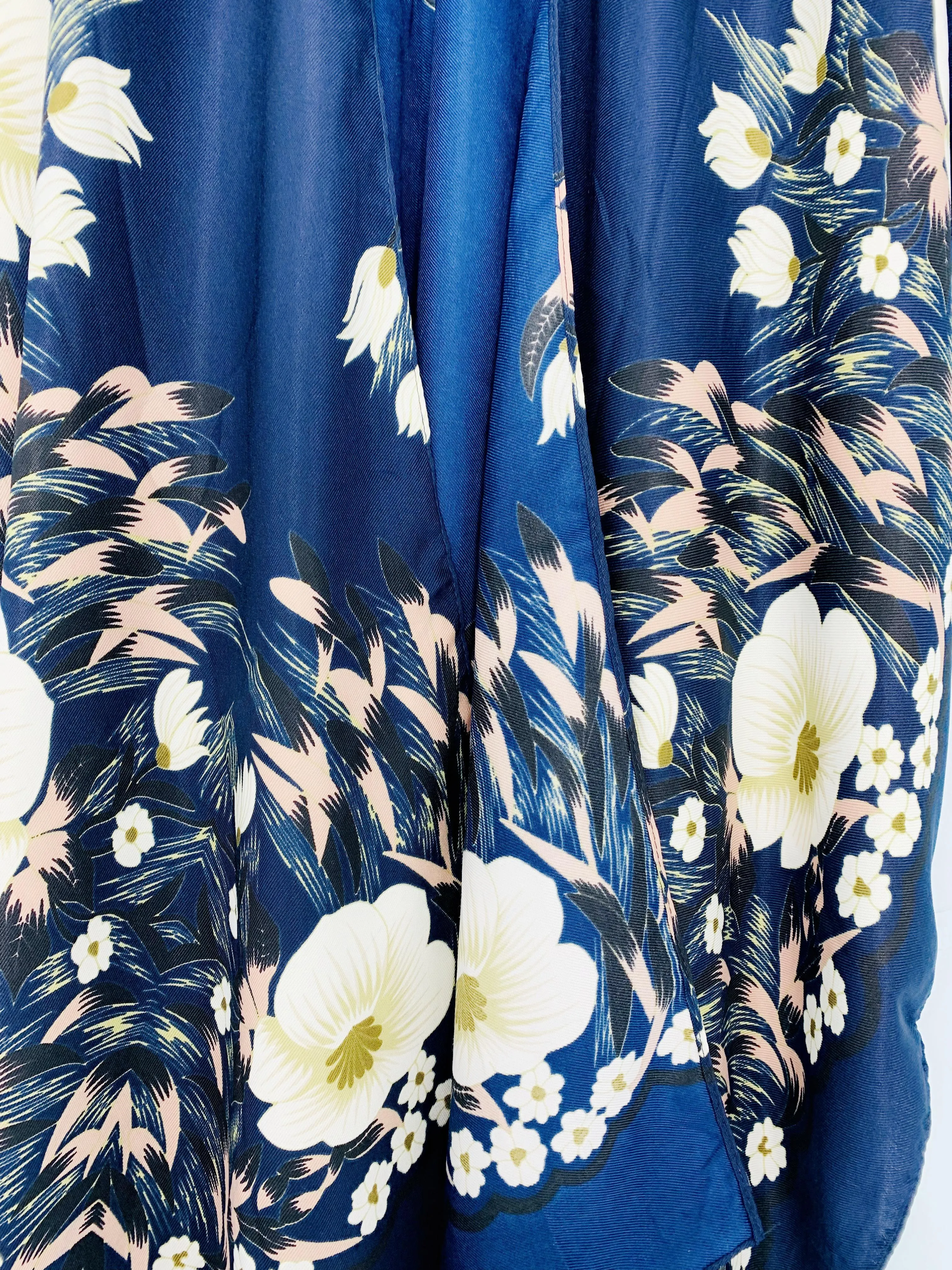 JC083360 Blue-White Tassel-Accent Floral Kimono